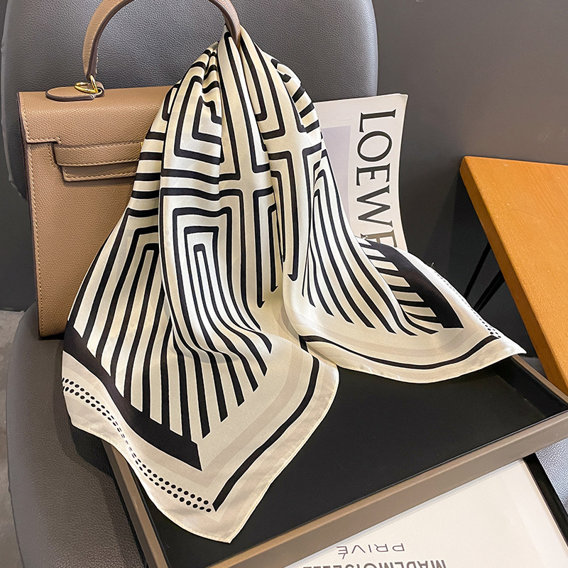 Luxe Merk Halsdoek Lente Vierk - Women Accessories Brands recensie en prijs